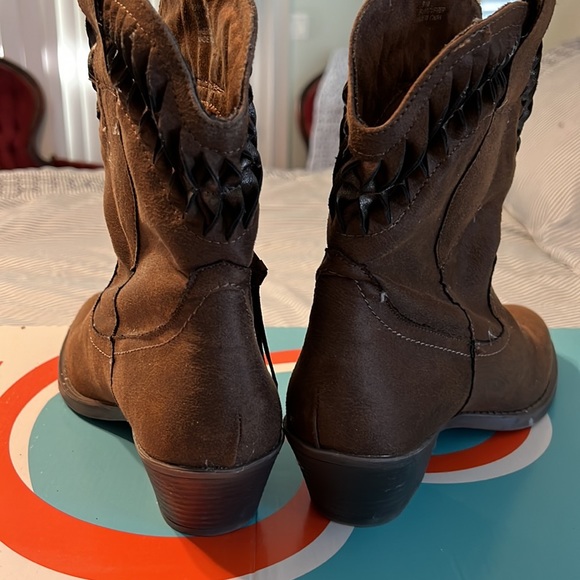 Brown Rampage - Picture 3 of 4